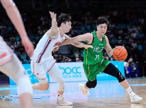 媒体人：张峻豪&黄秋实正寻求前往欧洲打球 已有欧洲球队表达兴趣