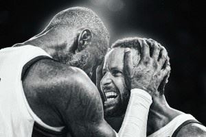 奥运夺金一周年！美媒晒詹库赛后互动照：永远不会忘记这次旅程