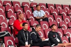研究对手！郭士强现场观看了韩国vs关岛的比赛 并认真做起了笔记