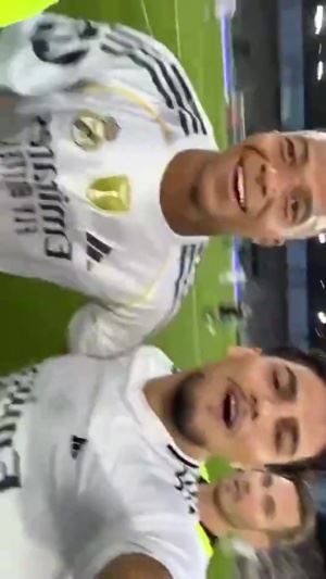 有点懵但很配合！球迷晒第一视角与姆总自拍，姆总微笑配合🤣