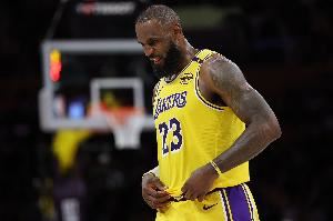 休赛期专注于提升什么技能？詹姆斯：高尔夫挥杆 接球投三分