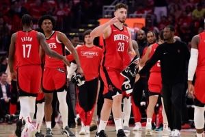 画风清奇的揭幕战