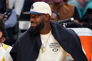 追梦：看到勒布朗穿便装坐场边很奇怪 这老家伙坐在禅师位子上