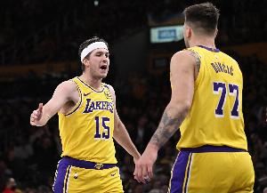 东契奇罚丢一球错失赛季首场50分！里夫斯：🤦‍♂️罚进一个啊