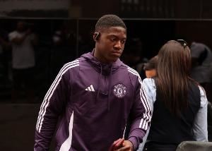 罗马诺：曼联坚持要留住梅努和齐尔克泽，西汉姆想租借二人半年